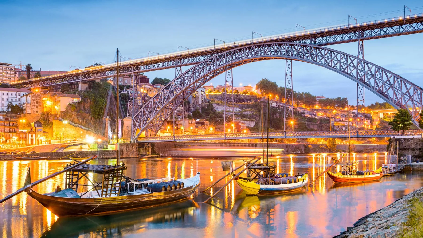 Vista noturna do Porto e do rio Douro